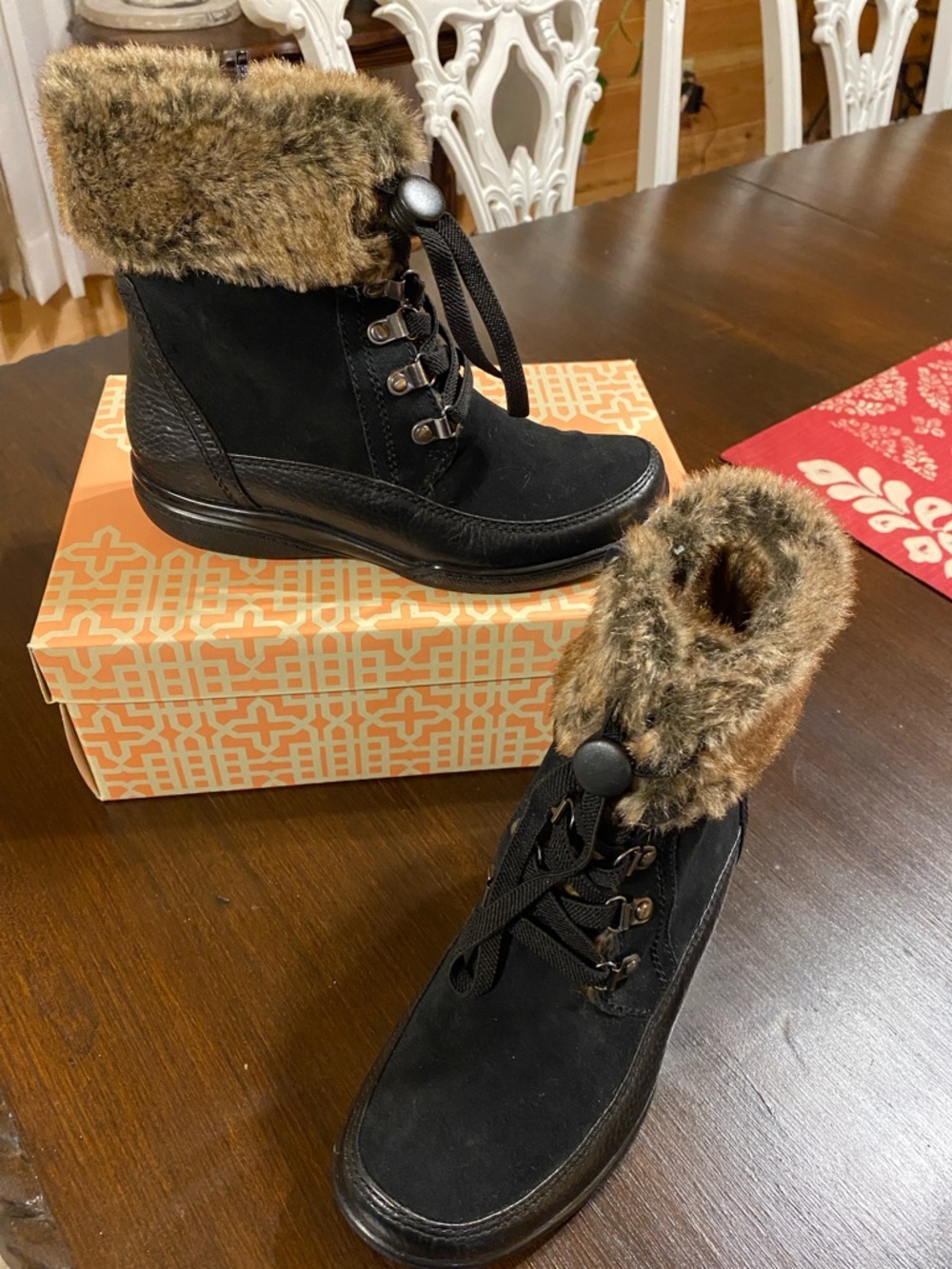 $30 Clark’s sz 5 1/2 Faux Fur Lined Black Bootie/boots